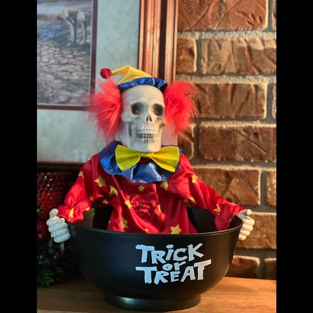 Halloween Talking Clown Moving Trick or Treat Bowl